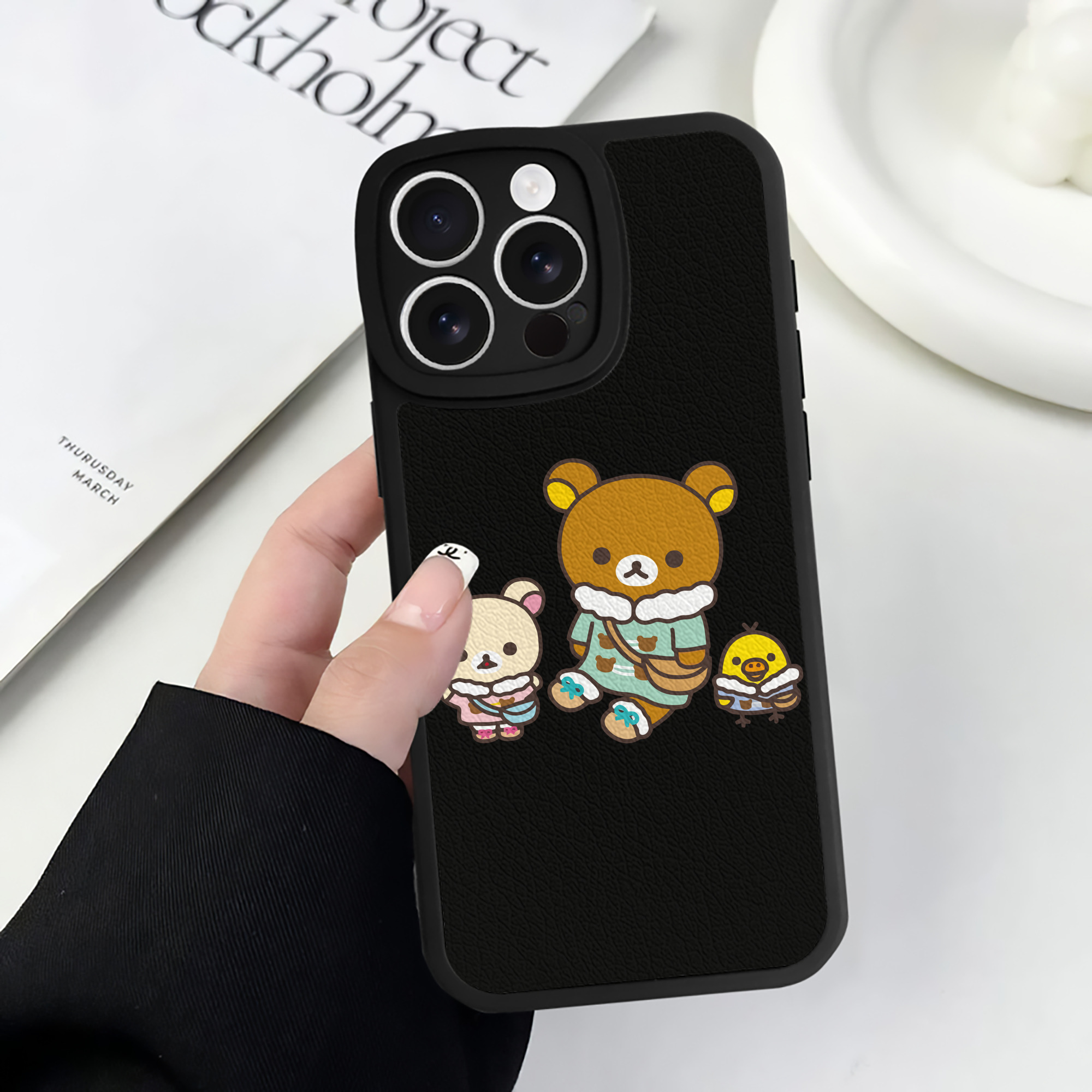 （画像用） リラックマ リラックマ キイロイトリ Rilakkuma Korilakkuma Kiiroitori 【iPhone 16シリーズ対応】シリコンスマホケース（レザー調） 材質：シリコン